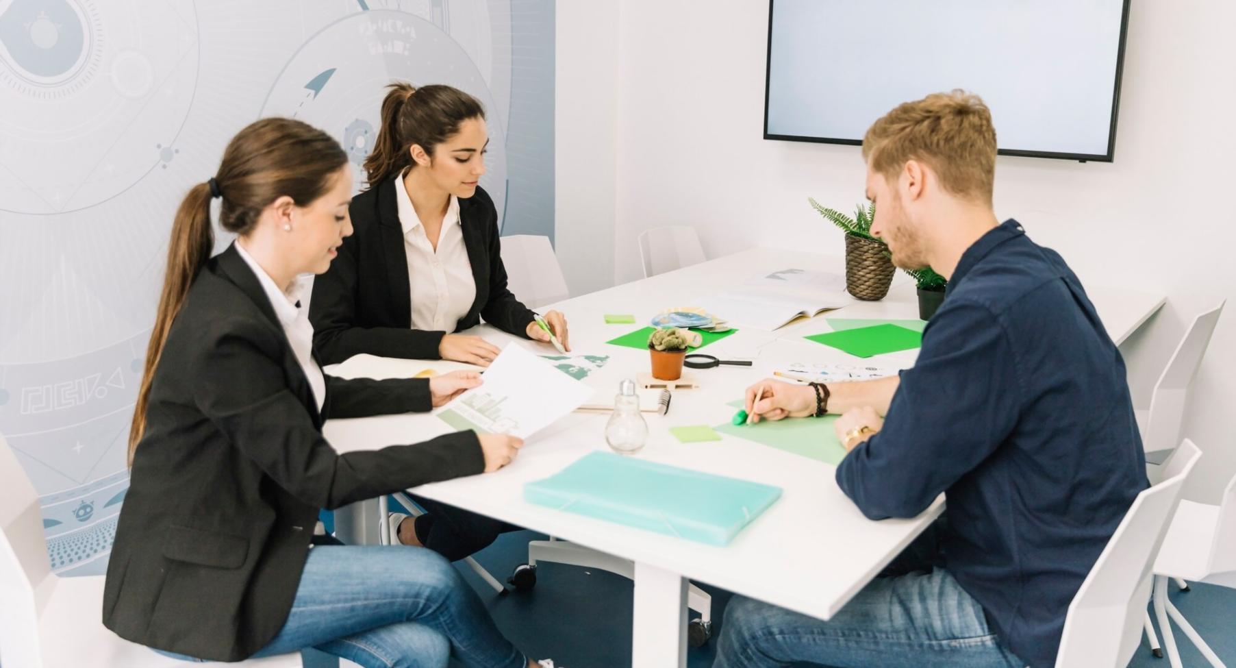 Gruppenlernszene in entspannter Atmosphäre mit Fokus auf praktische Finanzübungen